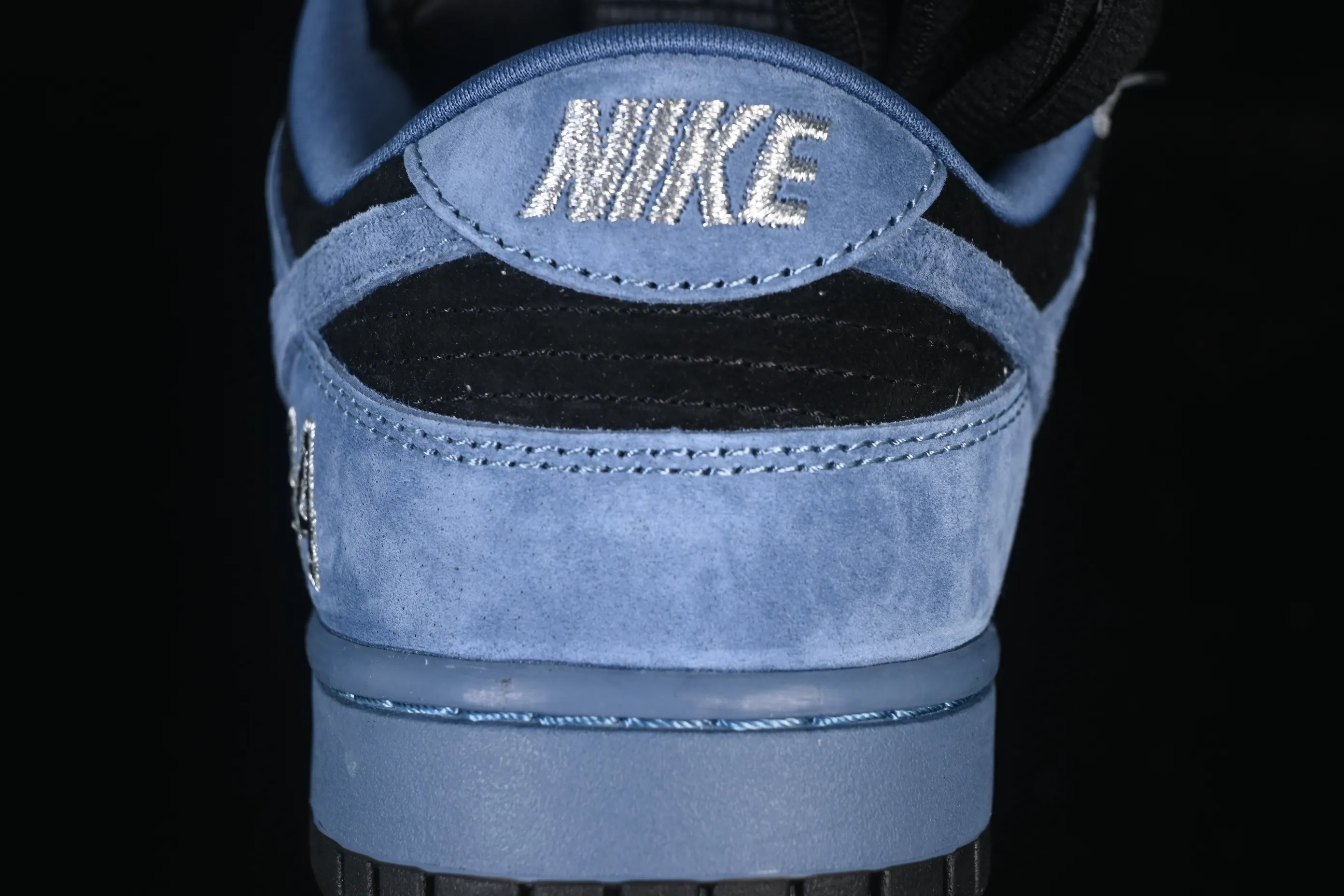 All Categories Nk SB Dunk Series Nk SB Dunk Low Low-top sneakers Supreme x Nike Dunk SB Dunk Low joint black and blue low-top casual skateboard shoes HQ8487-400